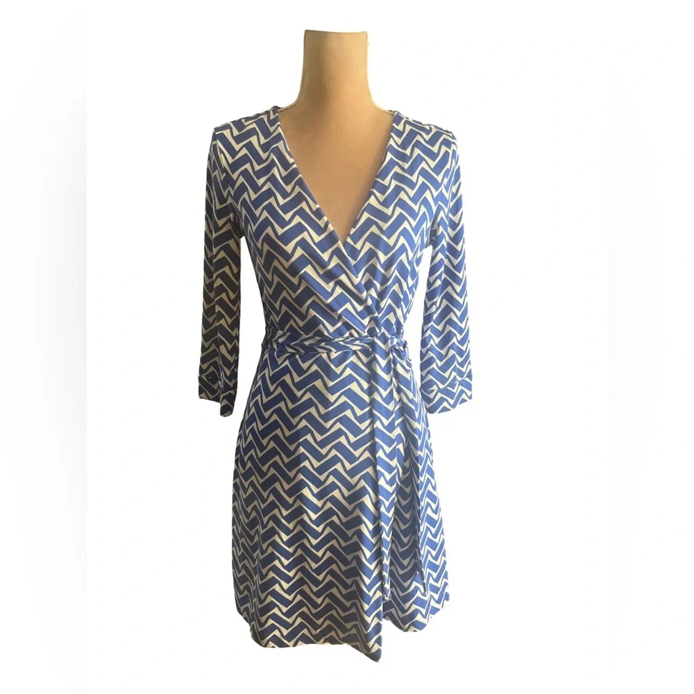 Diane Von Furstenberg Julian Blue and White Geometric Pattern Mini Wrap Dress - Picture 2 of 10